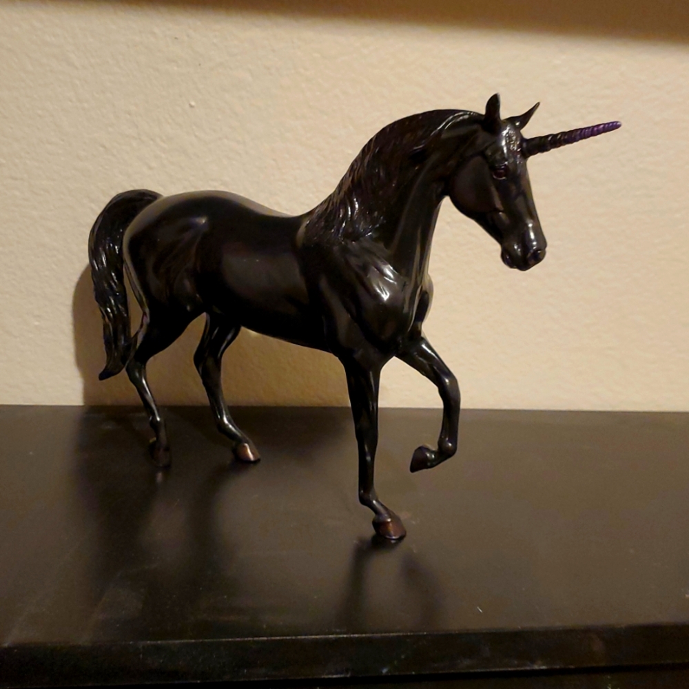 PAINTED BLACK - Breyer Classics 1/12 Model Horse - Sarafina Magical Unicorn